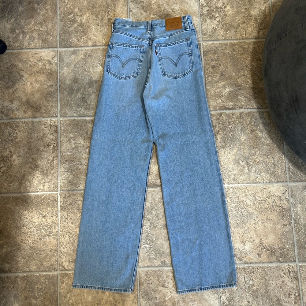 Levi’s High Loose Jeans, lighter wash. Size 25 ribcage high rise